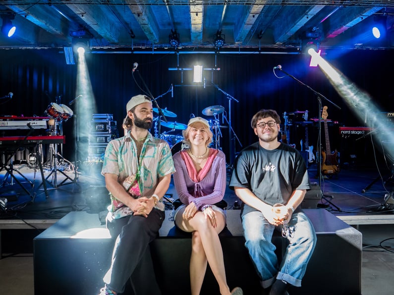Tolstoys band on a stage_Linkfire